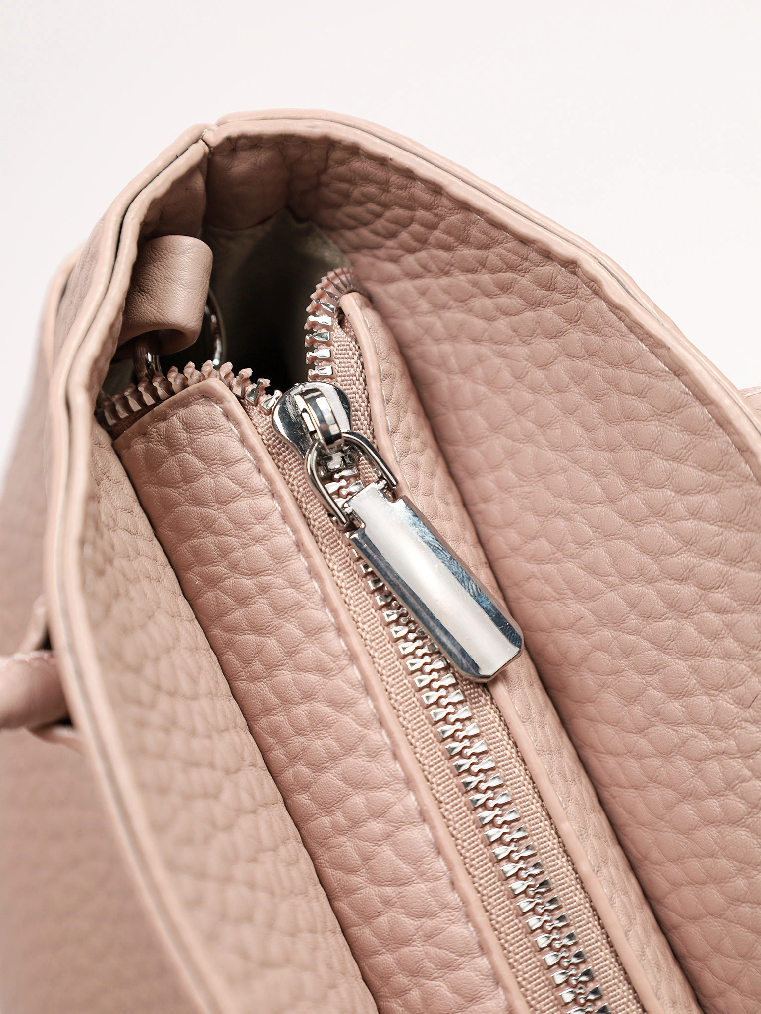 Сумка-тоут с округлыми ручками и декоративным платком в ассортименте